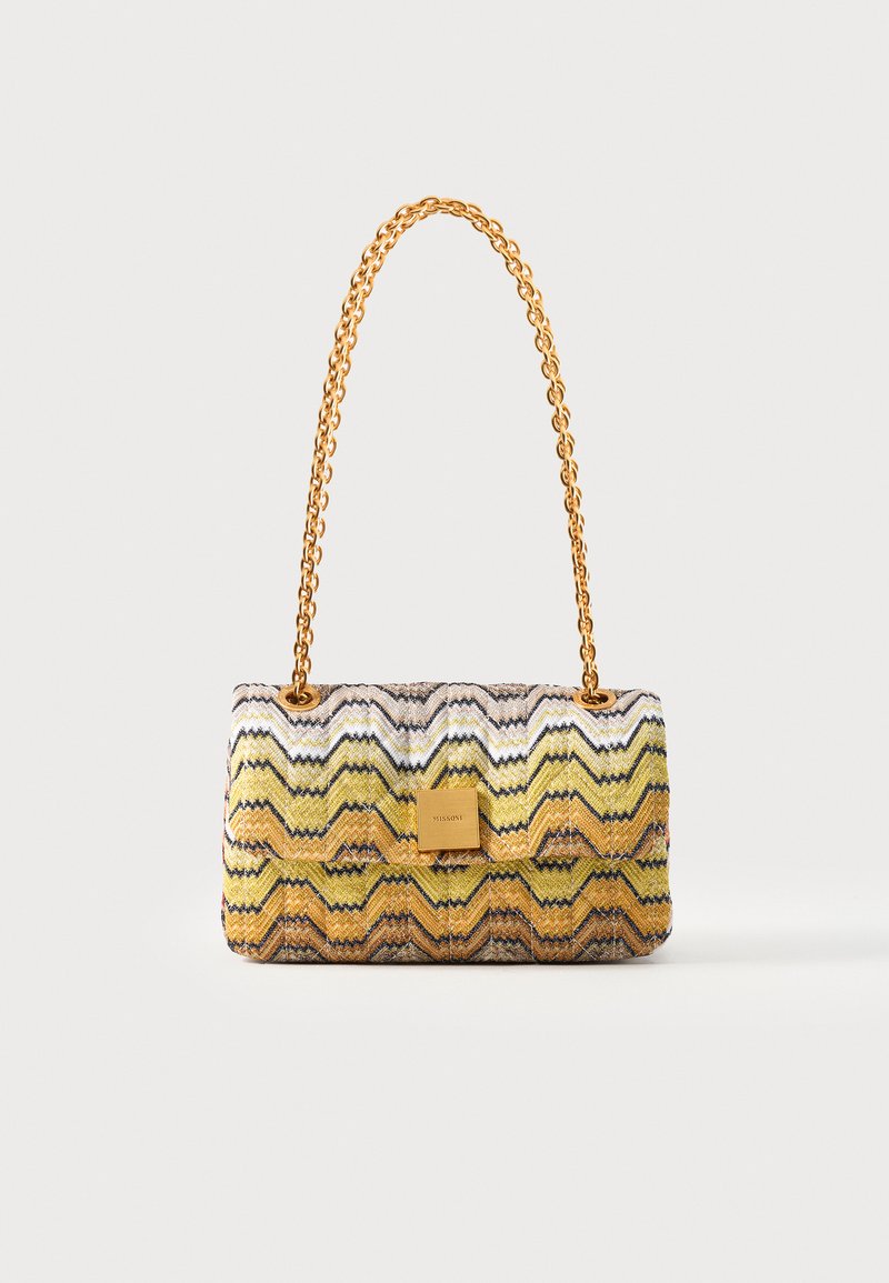 Sac à main rectangulaire avec motif zigzag jaune, blanc et marron, fermoir carré doré et bandoulière en chaîne dorée sur fond uni.