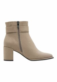 Bottine beige en daim avec talon bloc, fermeture éclair latérale et bride décorative autour de la cheville.