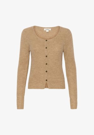 Béžový kardigán vyrobený z mäkkého pleteného materiálu. Má výstrih do V, dlhé rukávy a šesť tmavých gombíkov pozdĺž prednej strany.
