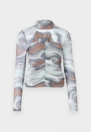 Langarm, fitted top in een gemarmerd patroon met tinten grijs, wit en bruin. Beschikt over een hoge halslijn en geplooide details aan de voorkant.