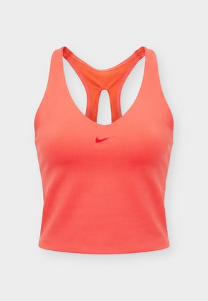 Αθλητικό σουτιέν Nike σε κοραλί ροζ με σχέδιο racerback και μικρό κόκκινο λογότυπο Nike swoosh στο κέντρο μπροστά.