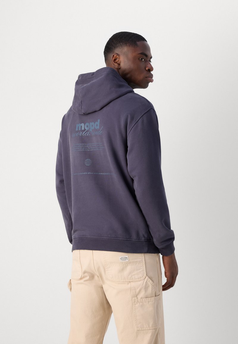 Marineblaues Hoodie mit Kordelzug, gerippten Bündchen und Saum. Auf der Rückseite ist ein Grafikdruck in Blau zu sehen, kombiniert mit beigen Cargo-Hosen.