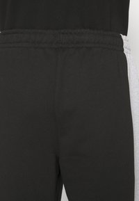 Lacoste Trainingsbroek - black/silver chine