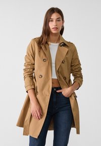 Stradivarius Trenčkot - ochre
