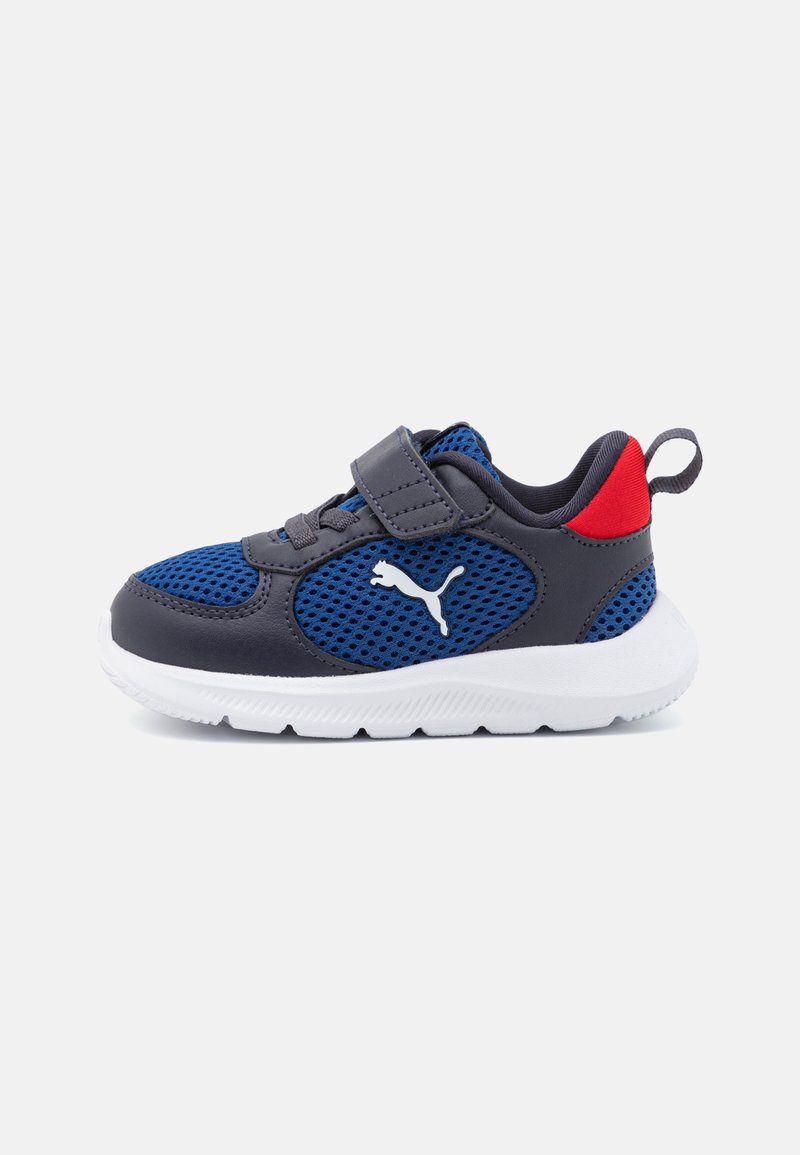 Baskets en mesh bleu et gris avec une semelle en caoutchouc blanc, une sangle Velcro et un accent rouge au talon. Présente le logo Puma sur le côté.