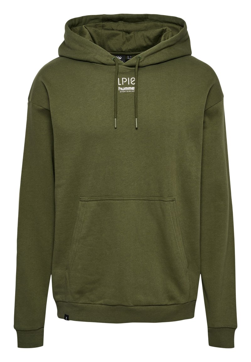 Olivgrön hoodie i bomullsblandning. Har en kenguruficka, dragsko i huvan och logotryck på bröstet.