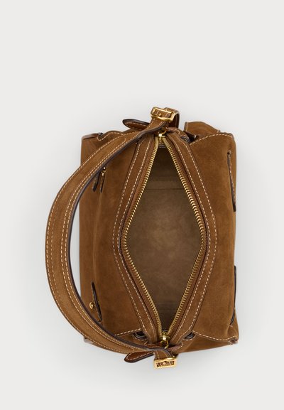Bolsa de camurça castanha com fecho de zip, alças superiores duplas, costura em creme contrastante e detalhes em metal dourado.