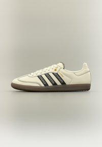 Selected, off white/core black