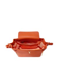 Orange läderhandväska med strukturerad yta. Har ett rymligt inre, ett fack med dragkedja och detaljer i guldfärgad metall.