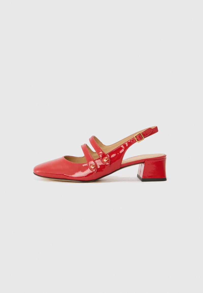 Rote Lackleder Slingback-Schuhe mit spitz zulaufender Zehe, zwei Riemen-Design mit runden Akzenten und einem niedrigen Blockabsatz.