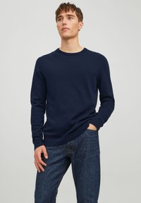 Jack & Jones - JJEBASIC CREW NECK - Striktrøje - navy blazer Miniaturebillede 1