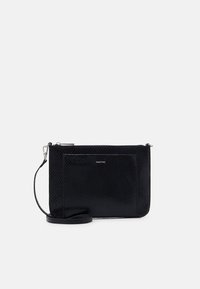 Clutch in pelle nera con texture, dotato di chiusura a zip, una tasca frontale e una tracolla staccabile per opzioni di trasporto versatili.