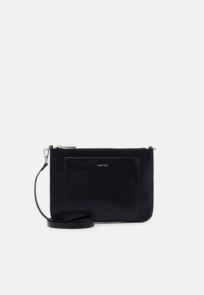 Clutch in pelle nera con texture, dotato di chiusura a zip, una tasca frontale e una tracolla staccabile per opzioni di trasporto versatili.