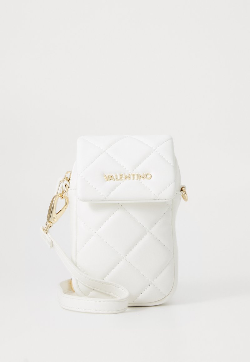 Weiße gesteppten Leder-Crossbody-Tasche mit goldenen Beschlägen, ausgestattet mit einem umklappbaren Deckel und verstellbarem Tragegurt. "Valentino"-Logo in Gold auf der Vorderseite.