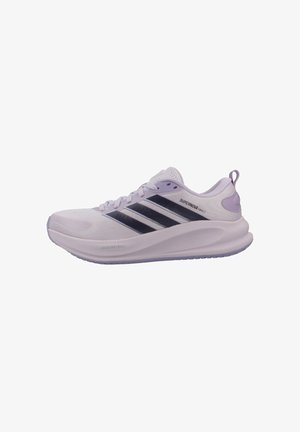 Zapatilla de correr Adidas Supernova Ease 2 de color lila claro con rayas negras, suela acolchada y lengüeta de extracción en el talón, mostrada de lado.
