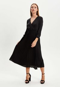 Liquorish MIDI WITH DETAILS - Day dress - black