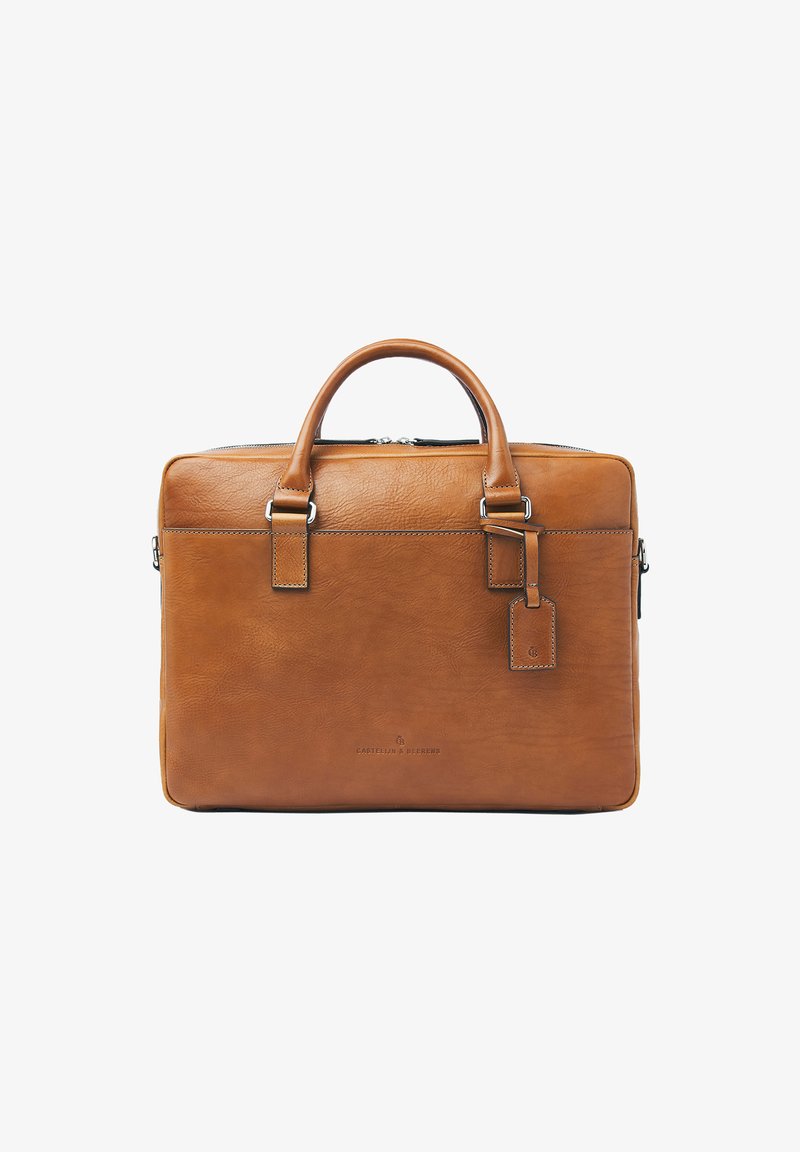 Brauner Lederaktenkoffer mit doppelten Griffen, Fronttasche, Reißverschluss und angehängtem Lederschild auf weißem Hintergrund.