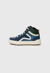 Hoge sneaker gemaakt van gemixte materialen in marineblauw, groen en crème. Beschikt over contrasterende accenten, textuurstof en een gemusterde buitenzool.