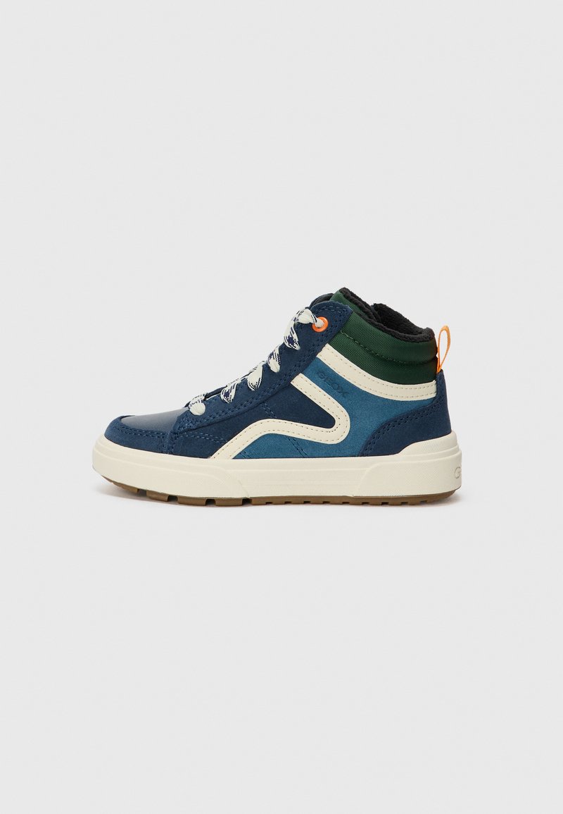 Hoge sneaker gemaakt van gemixte materialen in marineblauw, groen en crème. Beschikt over contrasterende accenten, textuurstof en een gemusterde buitenzool.
