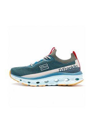 Zapatilla deportiva color verde azulado con suela gruesa blanca y azul, pisada amarilla, cordones blancos, tiradores rojos y marca D.Franklin en el lateral.