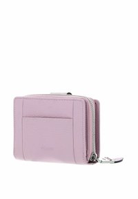 Portefeuille en cuir rose clair avec une surface texturée, doté d'une fermeture éclair, de compartiments pour cartes et d'un logo embossé sur le devant.