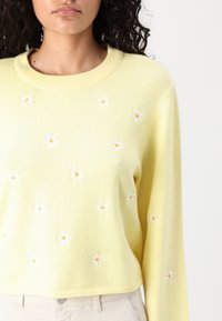 Object OBJTHESS WIDE SLEEVE PULLOVER - Strikkegenser - lemon meringue/white