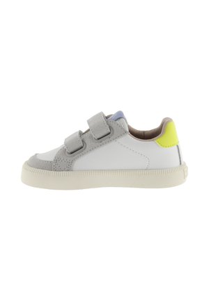 Zapatilla blanca infantil con dos tiras dobles de velcro grises, suela beige, lengüeta azul claro y parche amarillo en el talón, vista desde un lado.
