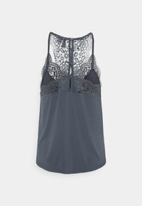 Top sans manches gris foncé avec dos en dentelle florale et détails de boutons, avec un devant en tissu uni et un design dos nageur.