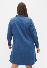 Blaues Denim-Hemdkleid mit langen Ärmeln, knöpfbaren Manschetten, einem Kragen und einer lockeren Passform sowie einem leicht ausgestellten Saum.
