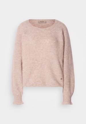 Gaišs rozā džemperis, izgatavots no mīkstas auduma, ar noapaļotu kakla izgriezumu, garām piedurknēm, ribotu aproču dizainu un nelielu logo detaļu tuvumā apakšmalai.