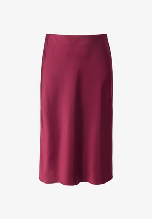 Bordeaux satijnen rok met een gladde textuur, rechte snit, midi-lengte en een subtiele glans. Geen zichtbare patronen of hardware-details.