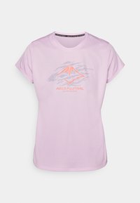 Helles pinkes Sport-T-Shirt mit einem grafischen Berglogo in Dunkelgrau und Neonorange. Kurze Ärmel, runder Halsausschnitt, glatte Textur.