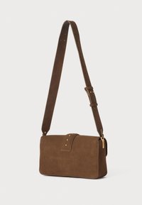 Bruine suede schoudertas met een platte rechthoekige vorm, verstelbare schouderriem, gouden hardware accenten en een sluiting met een haakje.