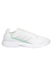 Zapatillas deportivas blancas con parte superior de malla y tres rayas grises. Presentan un acento verde claro a lo largo del costado y una suela blanca texturizada.
