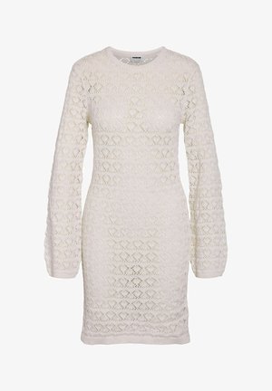 Rochie albă cu mâneci lungi din tricot, cu decolteu rotund și model complex cu deschizături în formă de diamant pe toată suprafața.