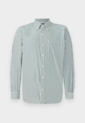 Stripet skjorte i lysegrønn og hvit stoff, med krage, lange ermer og en enkelt brystlomme. Loddrette striper.