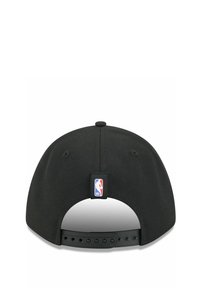 Schwarze Snapback-Kappe aus strukturiertem Stoff, mit runder Krone und einem verstellbaren Kunststoffband. Auf der Rückseite befindet sich ein kleines NBA-Logo-Tag.