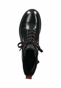 Schwarze Leder-Ankle-Boots mit runder Zehenform, strukturierten dunklen Schnürsenkeln und einem seitlichen Reißverschluss. Das Innere verfügt über einen roten Akzent an der Ferse und einen gepolsterten Kragen.