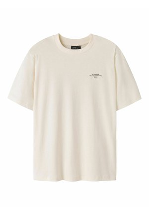 Krótki kremowy t-shirt z okrągłym dekoltem, mały czarny tekst nadrukowany na górnej lewej stronie klatki piersiowej z napisem "EL FRESCOR DEL MEDITERRÁNEO SPAIN."