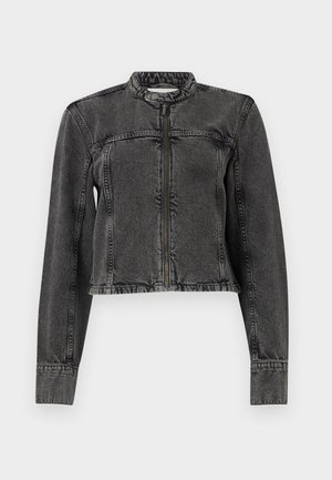 Zwarte denimjack met een cropped ontwerp, ritssluiting aan de voorkant, kraagloze hals en een rafelige zoom. Kenmerkt gestikte accenten op de schouders en mouwen.