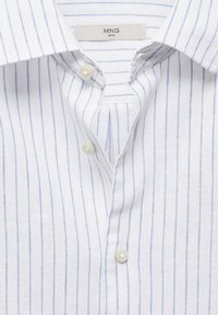 Biała koszula z guzikami z pionowymi, jasnoniebieskimi paskami, z wyraźnym kołnierzykiem i listwą z dwoma guzikami, o miękkiej fakturze tkaniny.