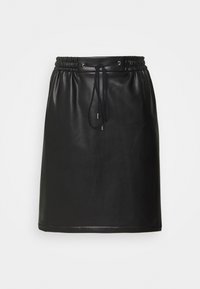 Schwarzer Kunstlederrock mit gerafftem Bund, ausgestattet mit einer verstellbaren Kordel und metallischen Akzenten an den Enden. Glatte Textur.