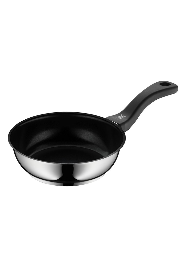 Sartén antiadherente negra con una base de acero inoxidable brillante y un mango largo negro. Bordes curvados con un interior suave y texturizado.