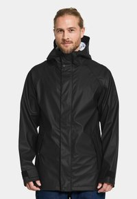 Svart vattentät jacka med huva, som har en frontdragkedja, tryckknappar och kardborremuddar. Slät textur och stilren design.