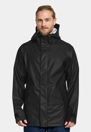 Zwarte waterdichte jas met capuchon, voorzien van een rits aan de voorkant, drukknoopsluiting en klittenbandmanchetten. Gladde textuur en slank ontwerp.