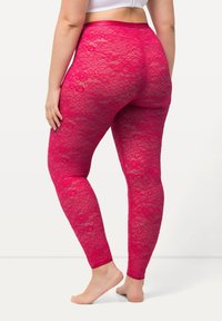 Pinke Spitzenleggings mit einem strukturierten Blumenmuster und einem glatten Bund, die körperbetont und leicht sind.