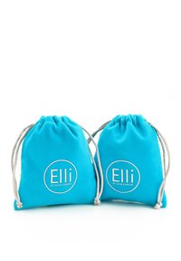 Deux pochettes turquoise à cordon avec des cordons argentés, chacune portant l’inscription « Elli par Julie & Grace » sur un fond blanc.