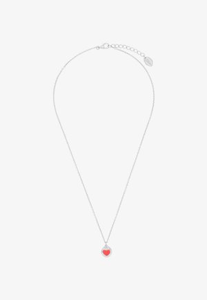 Collier en chaîne en argent avec un pendentif rond affichant un petit cœur rouge au centre et un fermoir ajustable.