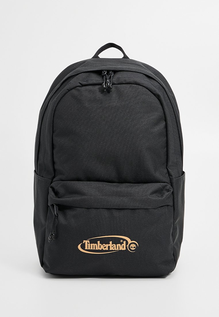 Czarny plecak z tkaniny z przednią kieszenią na zamek, regulowanymi paskami i logo w kolorze złotym. Gładka tekstura i zaokrąglony kształt.