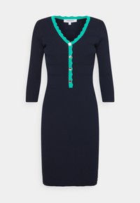Robe en maille bleu marine avec un décolleté en V vert à bords festonnés, dotée d'un devant boutonné avec cinq boutons métalliques et de manches ajustées trois-quarts.